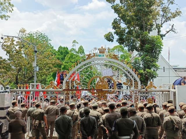 pemanasan_sebelum_may_day_2026_massa_buruh_geruduk_kantor_gubernur_sumut