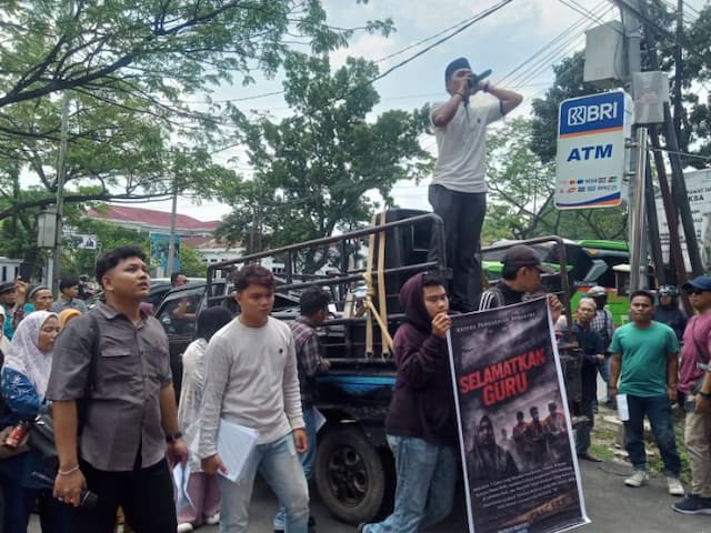 puluhan_massa_demo_kejati_sumut_tuntut_tiga_tersangka_korupsi_dana_bos_mas_di_sunggal_dibebaskan