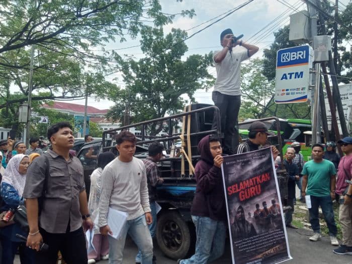 puluhan_massa_demo_kejati_sumut_tuntut_tiga_tersangka_korupsi_dana_bos_mas_di_sunggal_dibebaskan