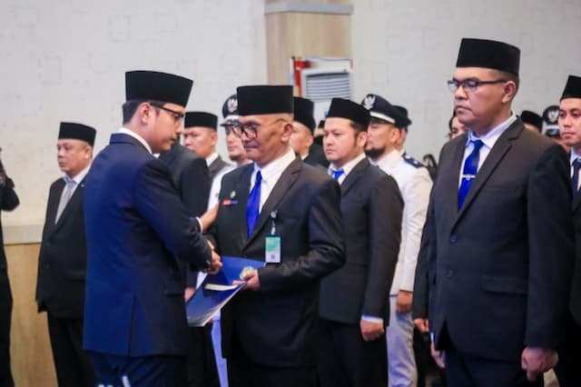 rico_waas_lantik_76_pejabat_pemko_medan_tiga_jptp_alami_rotasi_jabatan_strategis