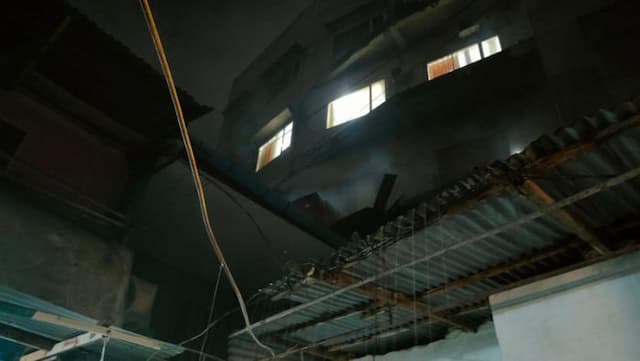 rumah_kos_di_medan_maimun_terbakar_api_juga_sempat_merembet_ke_rsu_martha_friska
