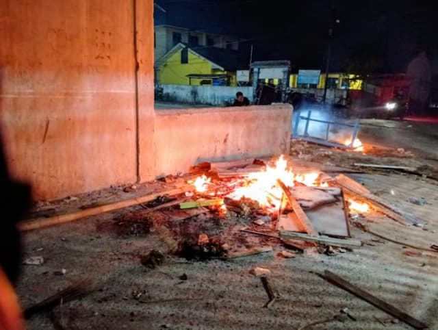 tawuran_remaja_di_tanjung_tiram_mencekam_lapak_jualan_dirusak_dan_dibakar