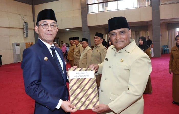 bupati_tapsel_lantik_21_kepsek_dorong_mutu_pendidikan_dan_digitalisasi