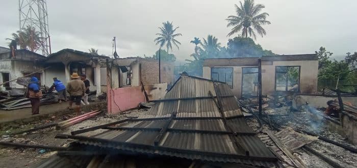 kebakaran_hebat_di_dairi_tiga_rumah_semi_permanen_ludes_terbakar