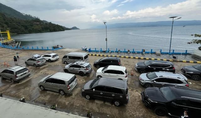 kecepatan_angin_capai_12_knot_operasional_kapal_di_danau_toba_dihentikan