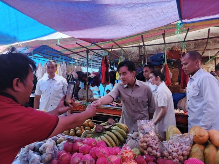 kunjungi_pasar_rakyat_dolok_sanggul_wapres_gibran_disambut_hangat_warga