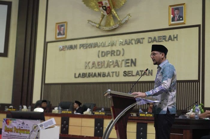 rapat_paripurna_dprd_labusel_bupati_fery_tegaskan_sinergi_untuk_rakyat
