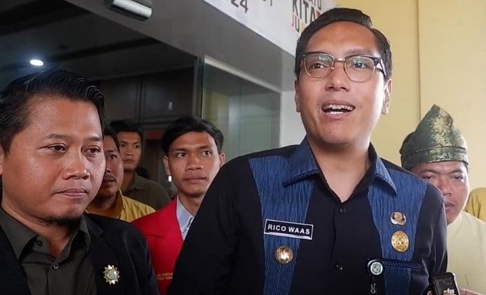 wali_kota_rico_waas_guru_adalah_orang_tua_di_luar_rumah_sumber_inspirasi_dan_pengayom