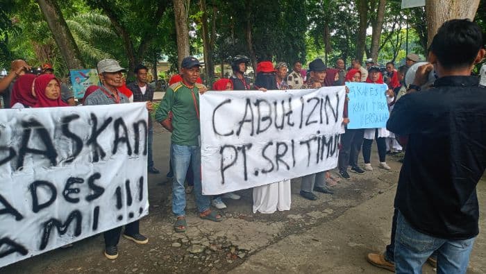 warga_sei_tualang_demo_dprd_langkat_tuntut_pembebasan_kades_dan_pemanggilan_pt_sri_timur