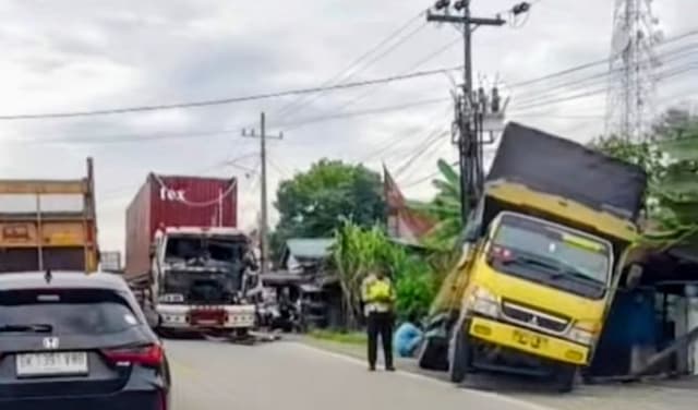 rem_mendadak_colt_disel_ditabrak_truk_kontainer_di_jalinsum_batu_bara