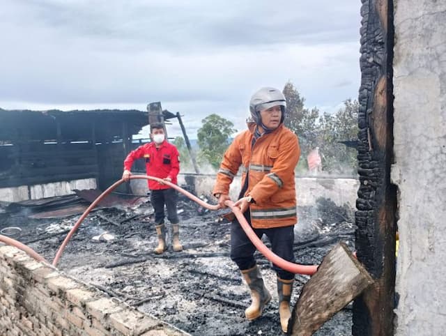satu_unit_rumah_terbakar_di_belakang_kantor_polsek_parbuluan_dairi