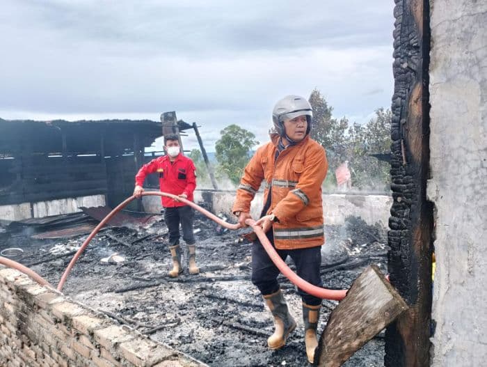 satu_unit_rumah_terbakar_di_belakang_kantor_polsek_parbuluan_dairi