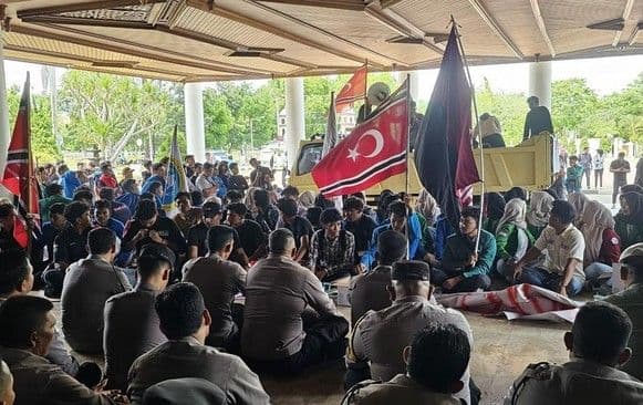 kecam_kemendagri_soal_empat_pulau_massa_di_aceh_kibarkan_bendera_bulan_bintang_
