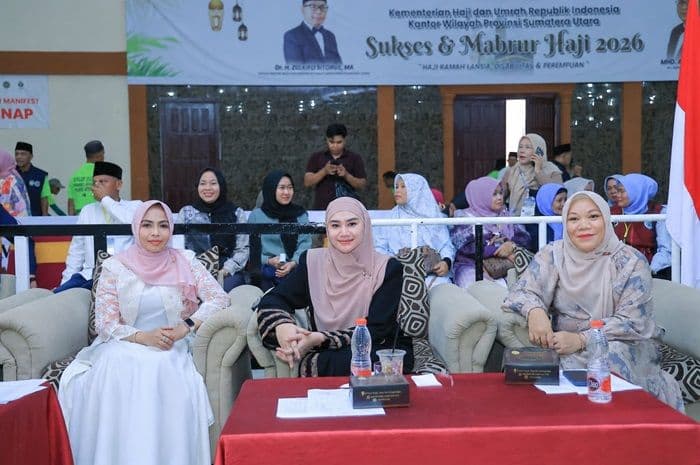 bupati_maya_hasmita_sambut_kepulangan_217_jamaah_haji_labuhanbatu_suasana_haru_di_asrama_haji_medan