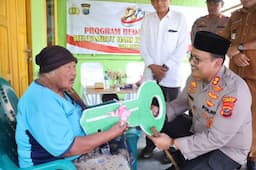 kapolres_langkat_serahkan_rumah_hasil_bedah_rumah_untuk_nek_ginah