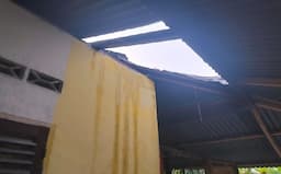 puting_beliung_terjang_stm_hilir_deli_serdang_rumah_wartawan_rusak_tertimpa_angin