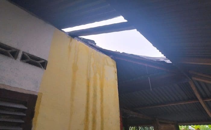puting_beliung_terjang_stm_hilir_deli_serdang_rumah_wartawan_rusak_tertimpa_angin