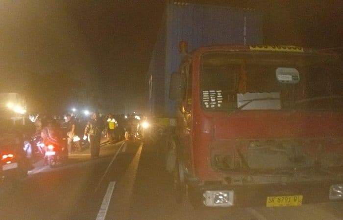 remaja_17_tahun_tewas_tabrak_truk_kontainer_parkir_di_sergai_sopir_menghilang