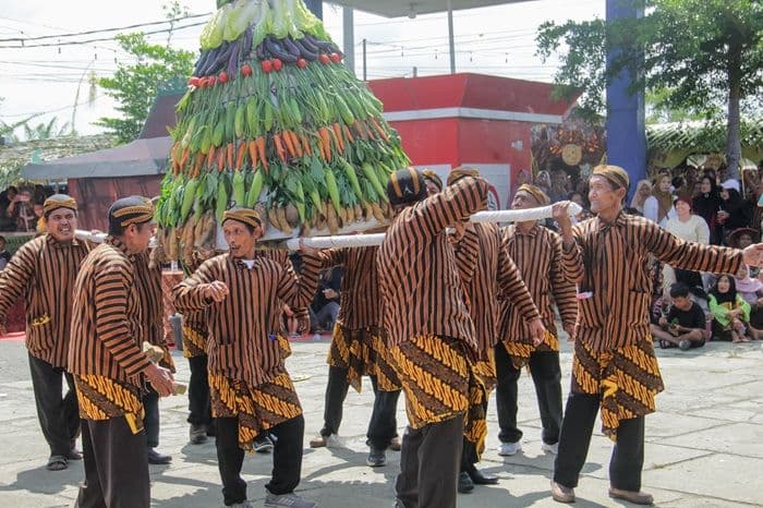 ribuan_warga_padati_perayaan_1_suro_di_labuhanbatu_wakil_bupati_ikut_bernyanyi