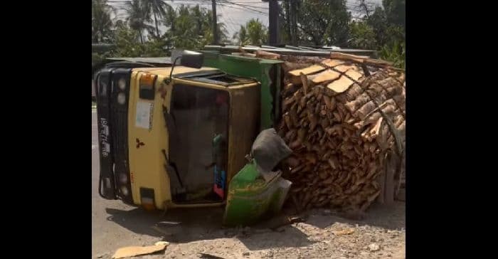 truk_pengangkut_kayu_terbalik_di_tanjung_morawa_lalu_lintas_sempat_terganggu