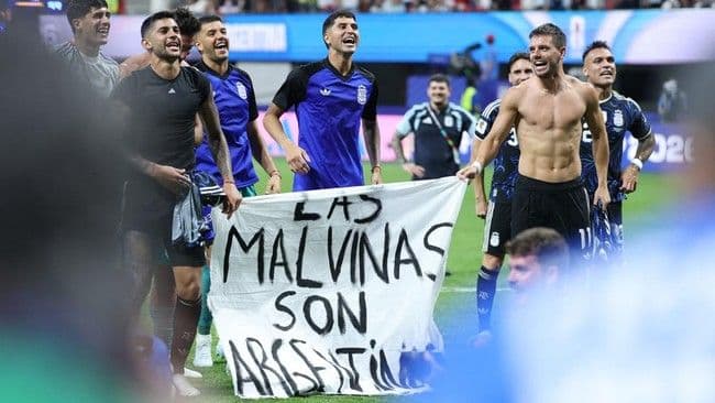 argentina_bentangkan_spanduk_las_malvinas_usai_kalahkan_inggris_ini_maknanya