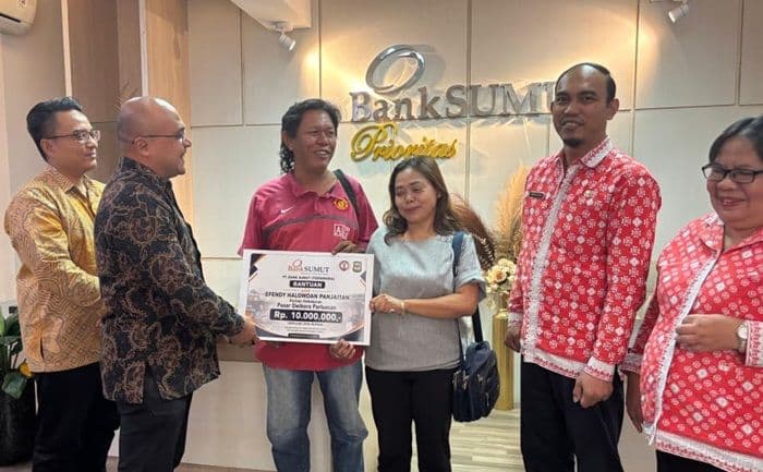 bank_sumut_salurkan_bantuan_rp10_juta_kepada_pedagang_korban_kebakaran_pasar_dwikora