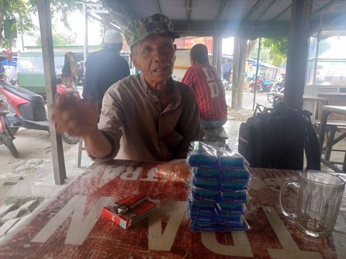 bertahan_di_usia_75_tahun_azhari_keliling_jual_pisau_cukur_demi_hidup