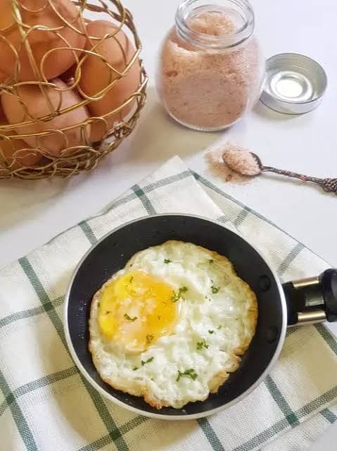 cara_ceplok_telur_agar_kuningnya_bisa_di_tengah