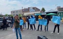mahasiswa_demo_di_polres_binjai_minta_polisi_usut_dugaan_anggaran_rumdis_kajari