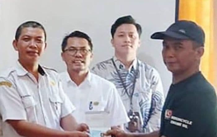 pemkab_tapteng_salurkan_dana_tunggu_hunian_korban_bencana_di_sarudik_