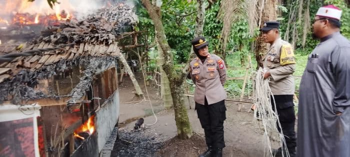 polisi_dan_warga_bongkar_tiga_barak_tempat_pesta_sabu_di_tandam_hilir
