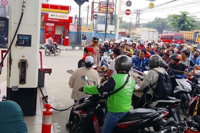 polisi_tertibkan_antrean_bbm_di_spbu_deli_serdang_arus_lalu_lintas_kembali_lancar