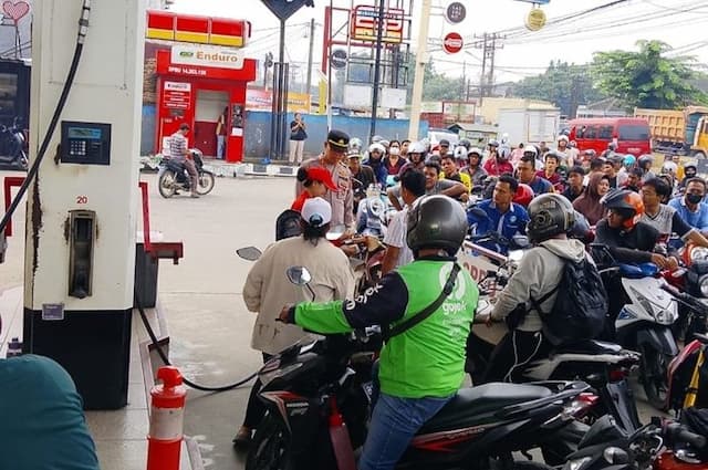 polisi_tertibkan_antrean_bbm_di_spbu_deli_serdang_arus_lalu_lintas_kembali_lancar