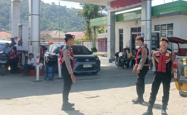 polres_tapteng_urai_kemacetan_akibat_antrean_bbm