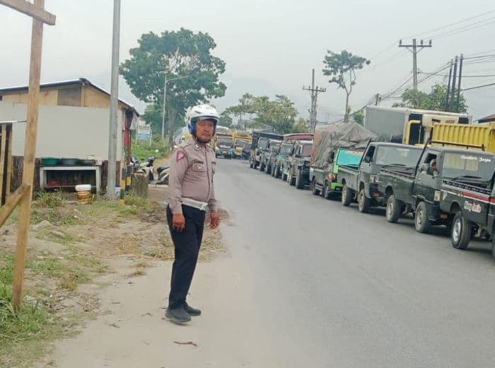 sopir_truk_di_toba_andalkan_info_jadwal_distribusi_solar_agar_tak_kehabisan_bbm