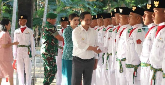 bupati_nias_barat_eliyunus_waruwu_dikritik_hadiri_pengukuhan_paskibraka_tanpa_pakaian_resmi