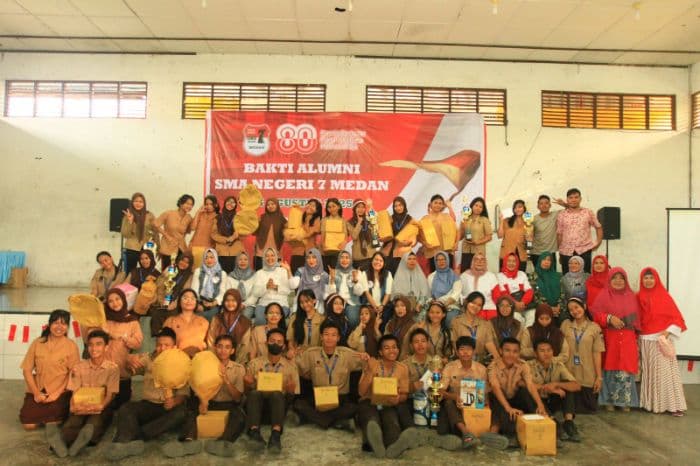 jelang_hut_ke80_ri_alumni_sman_7_medan_tebar_semangat_kebersamaan_dengan_siswa