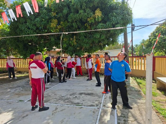 lomba_gendong_istri_hingga_makan_kerupuk_warnai_hut_ri_di_polsek_silangkitang