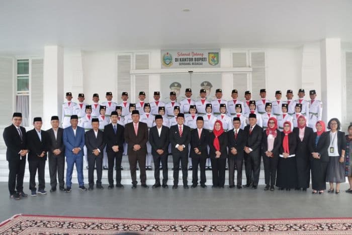 wabup_adlin_tambunan_kukuhkan_33_anggota_paskibra_sergai_2025