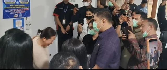 dihadang_orang_tua_korban_kepala_bgn_janji_tuntaskan_kasus_keracunan_mbg_di_karo_