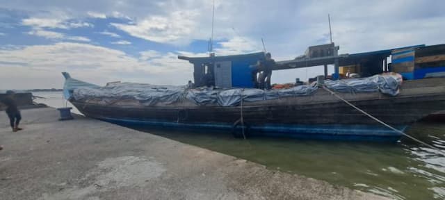 dikejar_di_perairan_karang_gading_kapal_dari_malaysia_bawa_400_koli_balpres_ditangkap