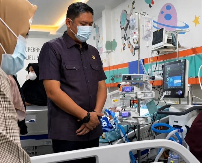 kepala_bgn_cek_kondisi_siswi_korban_keracunan_mbg_di_karo