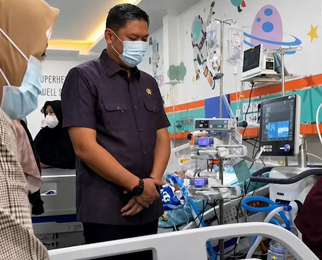 kepala_bgn_cek_kondisi_siswi_korban_keracunan_mbg_di_karo
