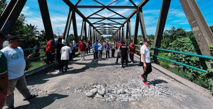 jembatan_payaroba_binjai_berlubang_truk_berat_dilarang_melintas