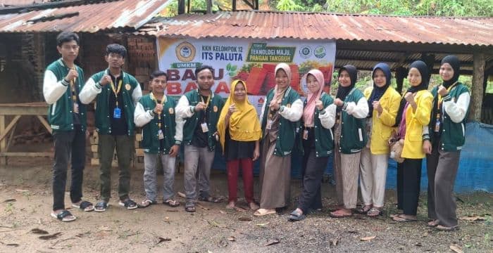 mahasiswa_kkn_its_paluta_dukung_umkm_di_desa_harang_julu_melalui_pemberian_spanduk_gratis