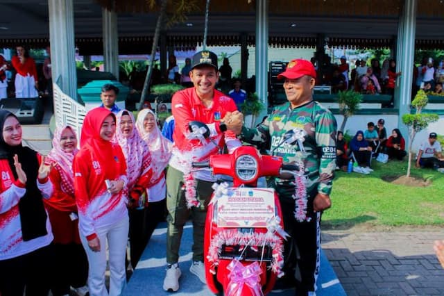 pelatih_paskibraka_tebing_tinggi_dapat_hadiah_motor_di_semarak_hut_ri_ke81