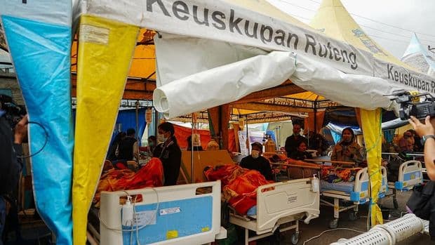 rs_manggarai_tak_memadai_pemerintah_siapkan_rs_lapangan_untuk_korban_gempa_ntt