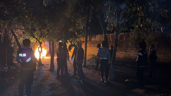polisi_bakar_lapak_narkoba_di_jalan_durian_kisaran