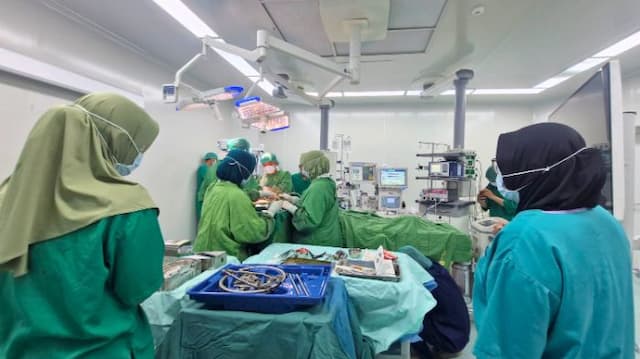 rsup_h_adam_malik_dampingi_operasi_perdana_clipping_aneurisma_di_rsu_haji_medan