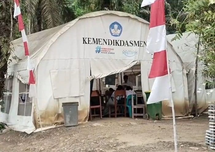 siswa_smkn_1_badiri_sembilan_bulan_masih_belajar_di_tenda_darurat_